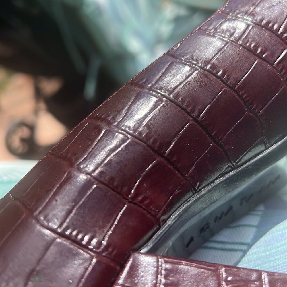 ▶️ Aquatalia ◀️ Maroon Embossed Leather Croc Pattern Pumps. 8 M - Picture 11 of 16